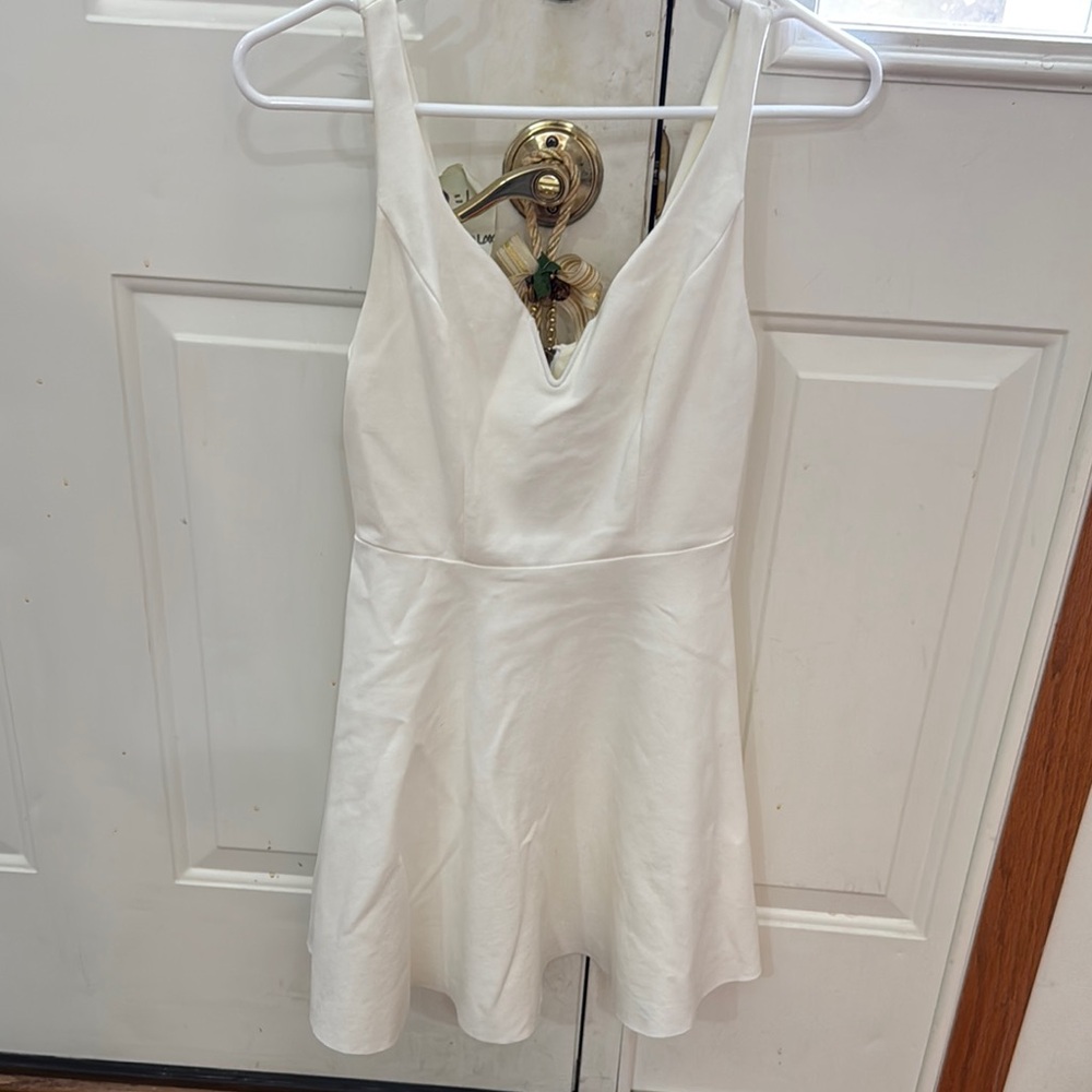 Elegant White Sleeveless Dress